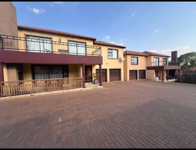 3 BEDROOM TOWNHOUSE FOR SALE IN HEIDELBERG CENTRAL